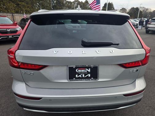 2025 Volvo V60 Cross Country Plus, B5 AWD Gas (mild hybrid)