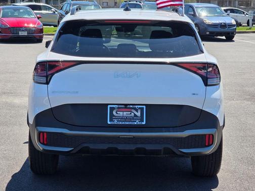 Glacial White Pearl 2024 Kia Sportage X-Line