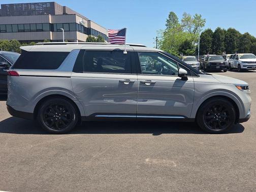 Ceramic Silver 2024 Kia Carnival SX