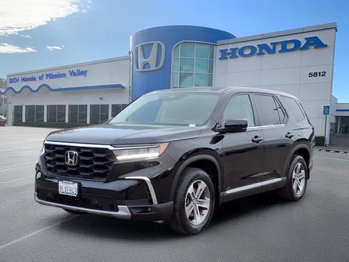 Crystal Black Pearl 2024 Honda Pilot