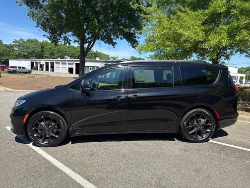 Diamond Black 2024 Chrysler Pacifica Limited