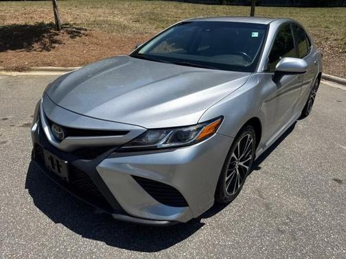 Celestial Silver Metallic 2018 Toyota Camry SE