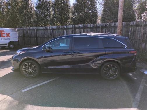 2022 Toyota Sienna XSE 7 Passenger