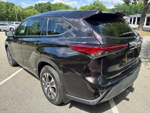 Opulent Amber 2021 Toyota Highlander XLE