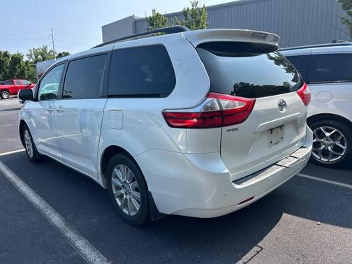 2017 Toyota Sienna XLE