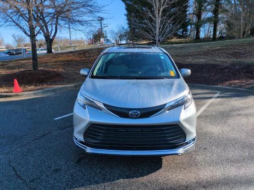 2024 Toyota Sienna XLE