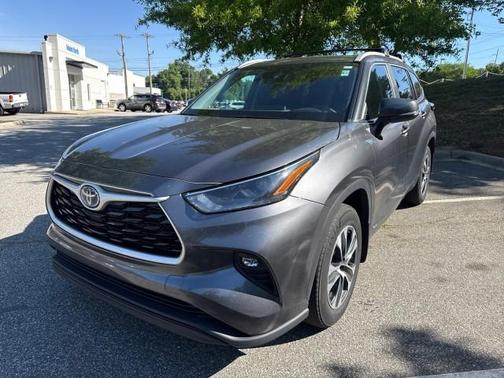 Magnetic Gray Metallic 2024 Toyota Highlander Hybrid XLE
