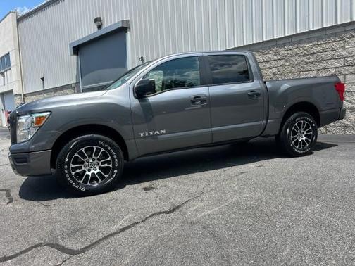 2022 Nissan Titan SV