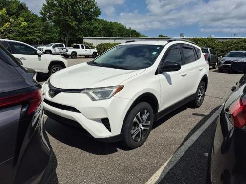 Super White 2018 Toyota RAV4 LE