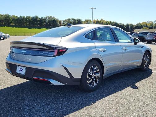 2026 Hyundai SONATA Hybrid Base