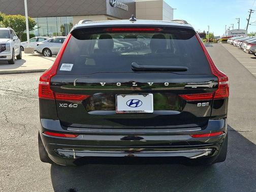 Onyx Black Metallic 2022 Volvo XC60 B5 Momentum