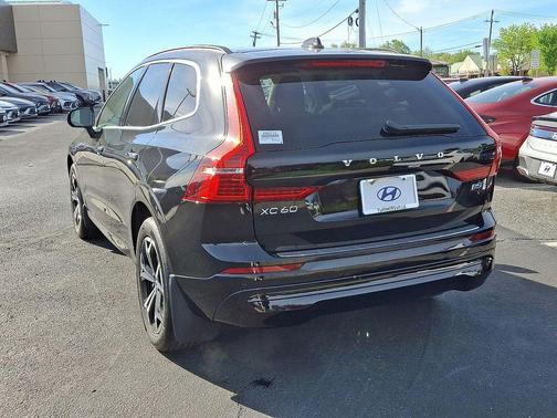 Onyx Black Metallic 2022 Volvo XC60 B5 Momentum