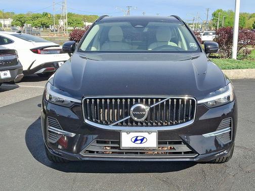 Onyx Black Metallic 2022 Volvo XC60 B5 Momentum