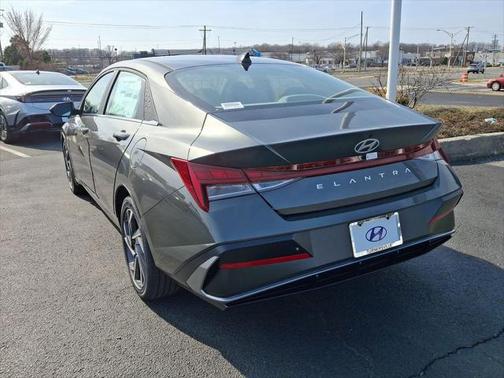 2025 Hyundai ELANTRA SEL