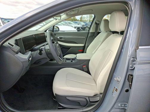 2025 Hyundai SONATA SE