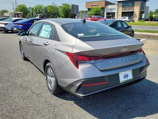 2025 Hyundai ELANTRA SE
