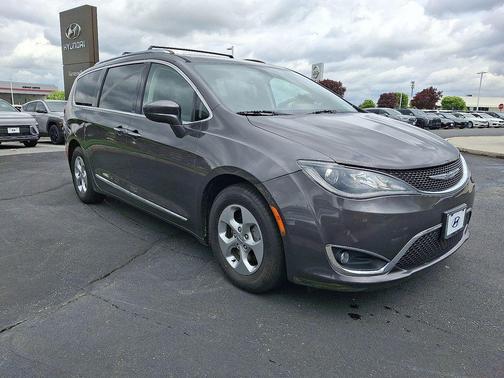 Granite Crystal Metallic Clearcoat 2017 Chrysler Pacifica Touring-L