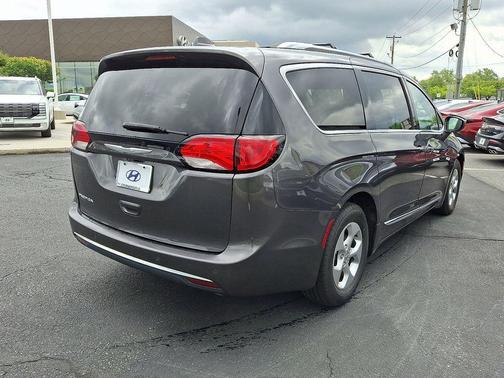 Granite Crystal Metallic Clearcoat 2017 Chrysler Pacifica Touring-L