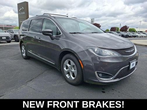 Granite Crystal Metallic Clearcoat 2017 Chrysler Pacifica Touring-L