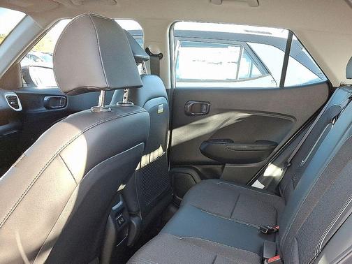 Lunar White w/Black Roof 2026 Hyundai VENUE SEL w/Two-Tone Roof