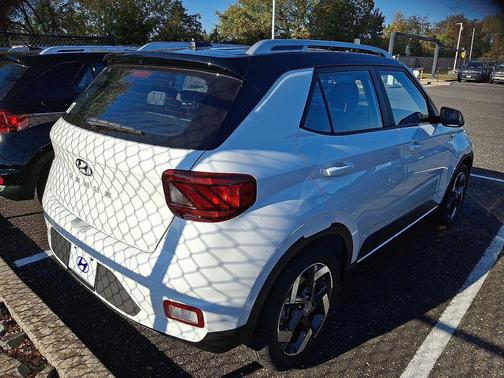 Lunar White w/Black Roof 2026 Hyundai VENUE SEL w/Two-Tone Roof