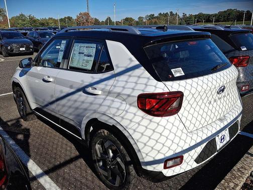 Lunar White w/Black Roof 2026 Hyundai VENUE SEL w/Two-Tone Roof