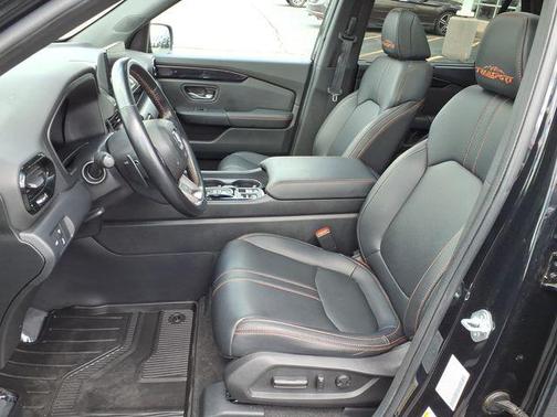 Crystal Black Pearl 2024 Honda Pilot TrailSport