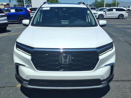Platinum White Pearl 2023 Honda Pilot Touring 8-Passenger