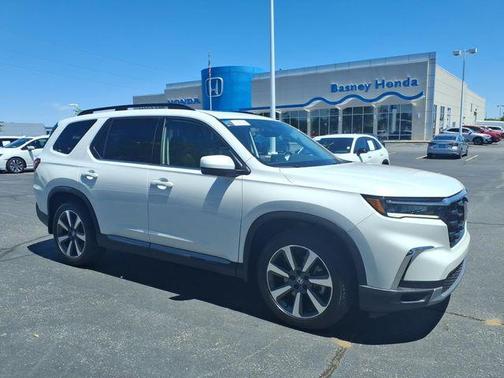 Platinum White Pearl 2023 Honda Pilot Touring 8-Passenger
