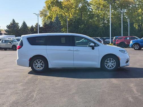 Bright White Clearcoat 2023 Chrysler Pacifica Touring L