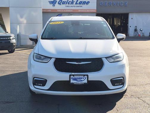Bright White Clearcoat 2023 Chrysler Pacifica Touring L
