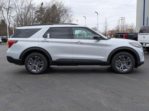 Space White Metallic 2026 Ford Explorer Active
