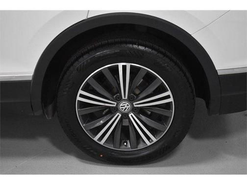 Photo 5 of 20 of 2018 Volkswagen Tiguan 2.0T SEL
