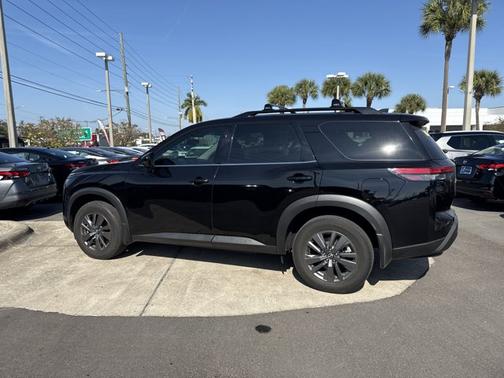 2024 Nissan Pathfinder SV