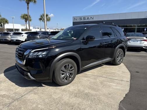 2024 Nissan Pathfinder SV