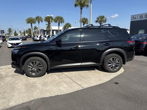 2024 Nissan Pathfinder SV