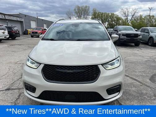 White Pearl 2021 Chrysler Pacifica TOURING L