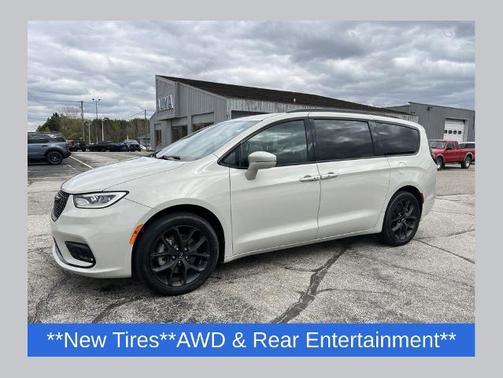 White Pearl 2021 Chrysler Pacifica TOURING L
