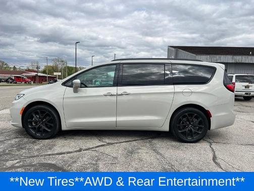 White Pearl 2021 Chrysler Pacifica TOURING L