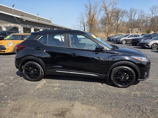 Super Black 2021 Nissan Kicks SR