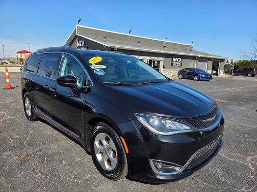 Brilliant Black Crystal Pearlcoat 2017 Chrysler Pacifica Touring-L Plus