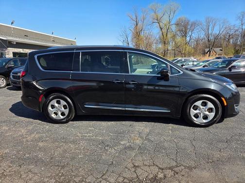 Brilliant Black Crystal Pearlcoat 2017 Chrysler Pacifica Touring-L Plus