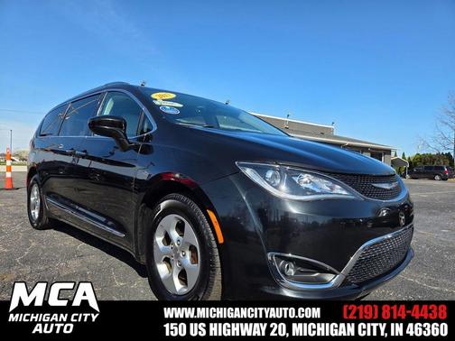 Brilliant Black Crystal Pearlcoat 2017 Chrysler Pacifica Touring-L Plus