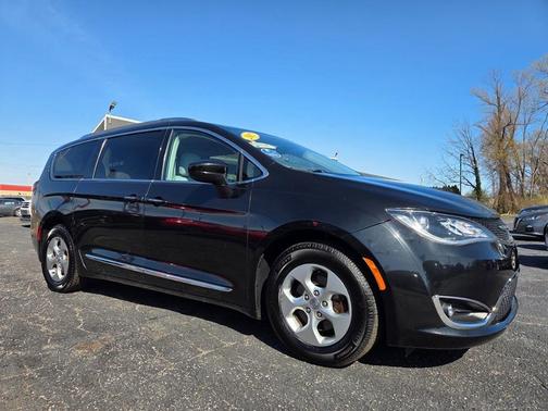 Brilliant Black Crystal Pearlcoat 2017 Chrysler Pacifica Touring-L Plus