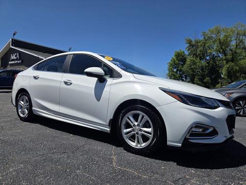 Summit White 2018 Chevrolet Cruze LT