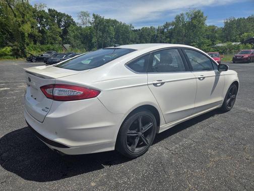 White 2016 Ford Fusion SE