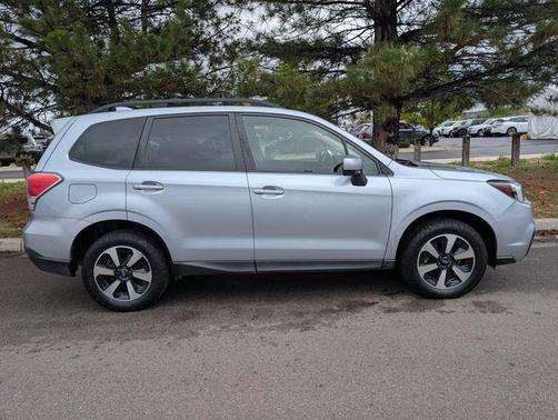Ice Silver Metallic 2017 Subaru Forester 2.5i Premium