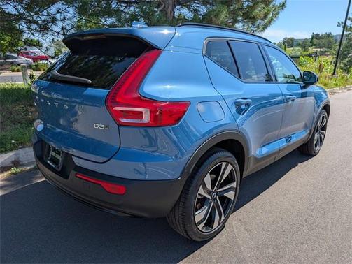 2024 Volvo XC40 B5 Plus Dark Theme