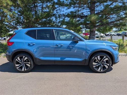 2024 Volvo XC40 B5 Plus Dark Theme