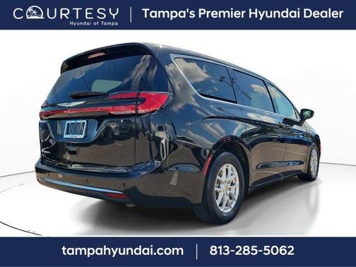 2023 Chrysler Pacifica Touring-L